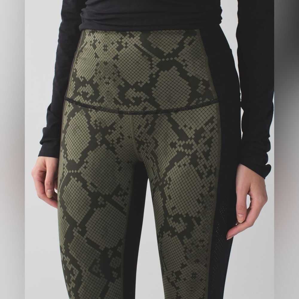 RARE EUC Lululemon Beyond Boundaries Pant Snake Print Leggings size 6 - Picture 2 of 8